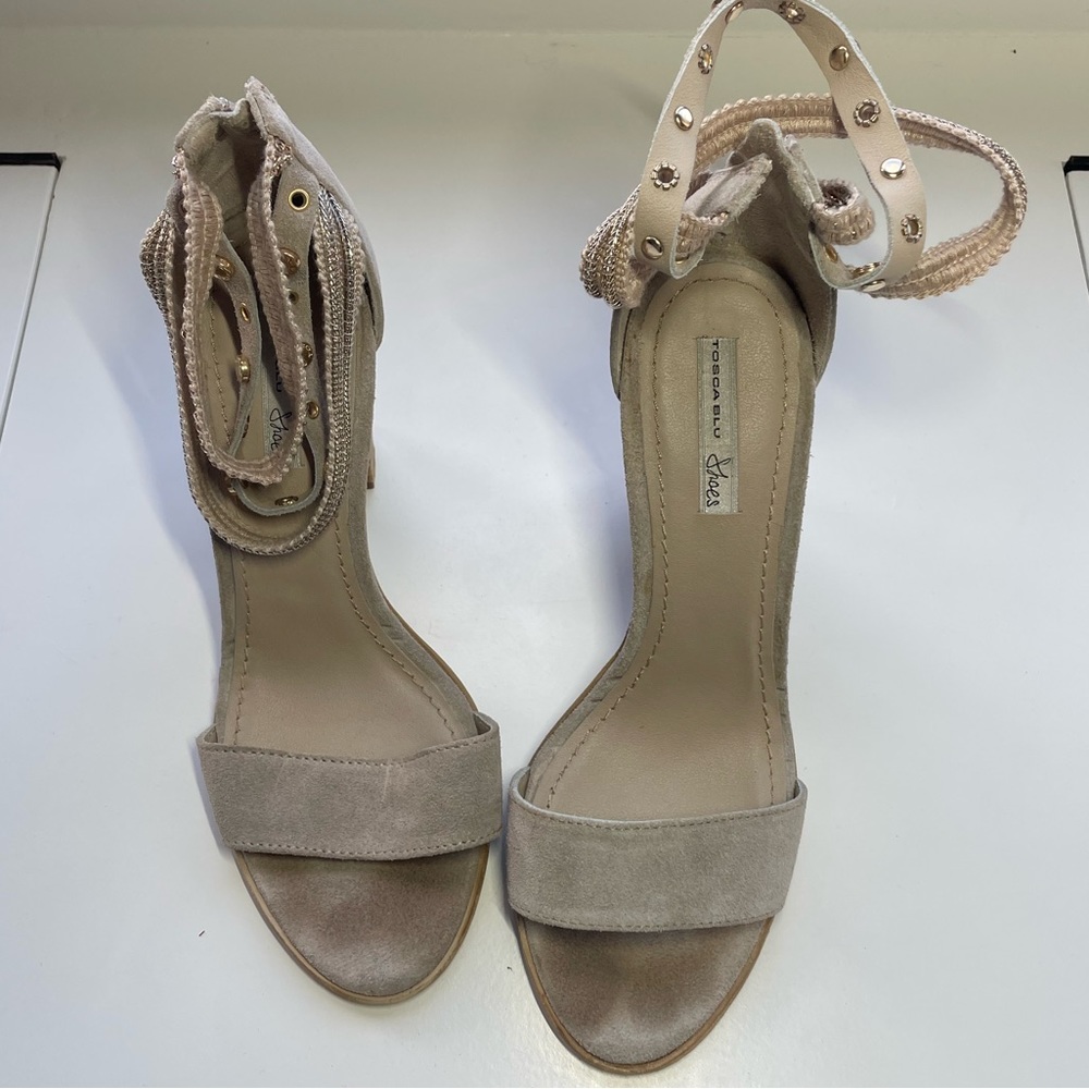 Tosca Blu suede heels.